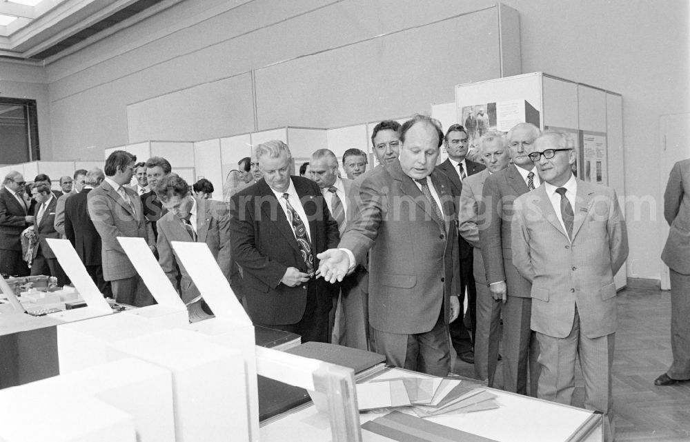 GDR image archive: Berlin - Members of the party and state leadership with the SED General Secretary Erich Honecker and Guenther Mittag as visitors at the exhibition 7th Building Conference in the Mitte district of East Berlin in the area of the former GDR, German Democratic Republic