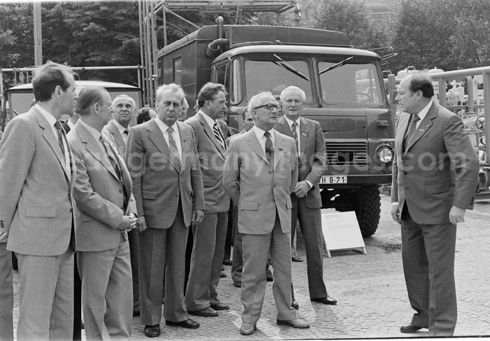 GDR image archive: Berlin - Members of the party and state leadership with the SED General Secretary Erich Honecker and Guenther Mittag as visitors at the exhibition 7th Building Conference in the Mitte district of East Berlin in the area of the former GDR, German Democratic Republic