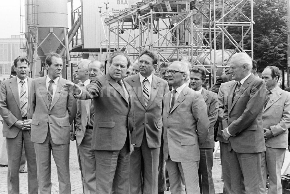 Berlin: Members of the party and state leadership with the SED General Secretary Erich Honecker and Guenther Mittag as visitors at the exhibition 7th Building Conference in the Mitte district of East Berlin in the area of the former GDR, German Democratic Republic