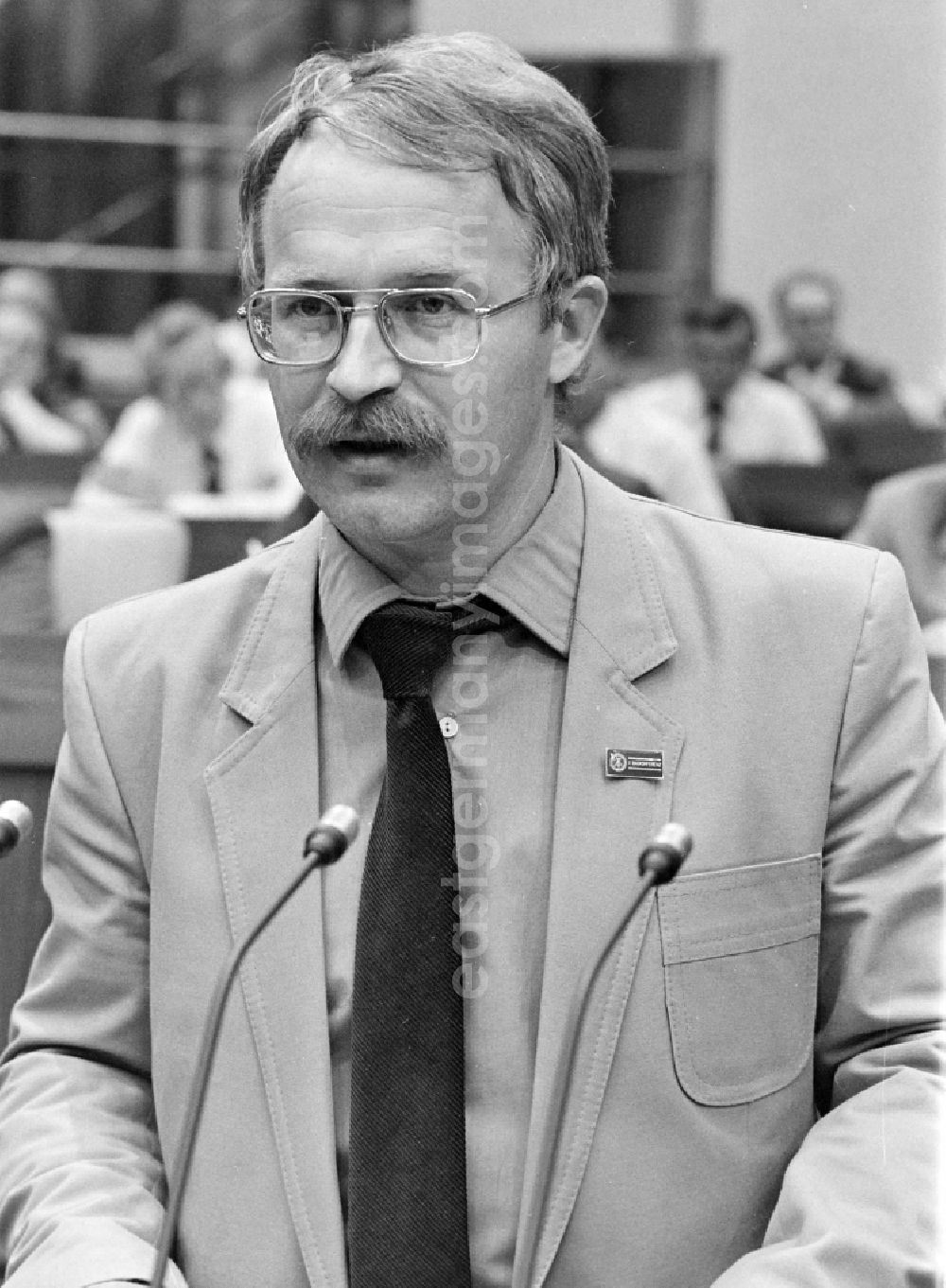 GDR photo archive: Berlin - Horst Mueller as speaker and visitor at the exhibition 7th Building Conference in the Great Hall of the Palace of the Republic in the Mitte district of East Berlin in the territory of the former GDR, German Democratic Republic