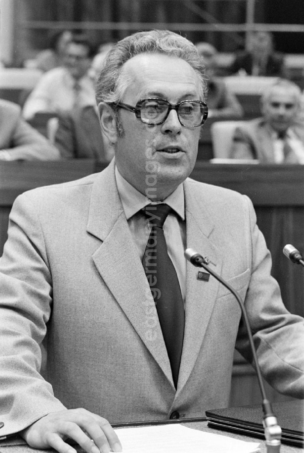 GDR picture archive: Berlin - Gottfried Dittrich, Chairman of the Zschopau District Council, as speaker and visitor at the exhibition 7th Building Conference Great Hall of the Palace of the Republic in the Mitte district of East Berlin in the territory of the former GDR, German Democratic Republic