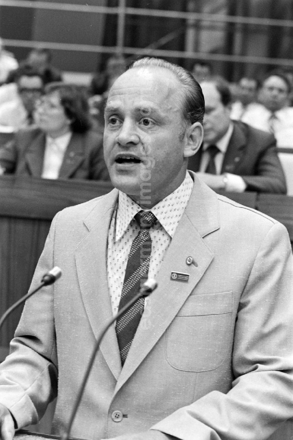 Berlin: Frank Schliesshake as speaker and visitor at the exhibition 7th Building Conference Great Hall of the Palace of the Republic in the Mitte district of East Berlin in the territory of the former GDR, German Democratic Republic