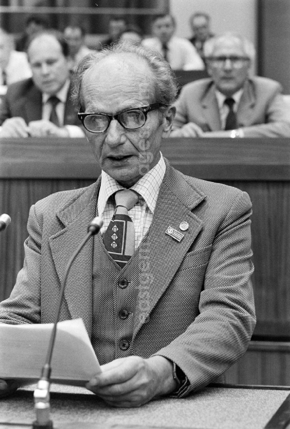 GDR photo archive: Berlin - Erwin Fischer, master builder from Berlin - Prenzlauer Berg, as speaker and visitor at the exhibition 7th Building Conference in the Great Hall of the Palace of the Republic in the Mitte district of East Berlin in the territory of the former GDR, German Democratic Republic