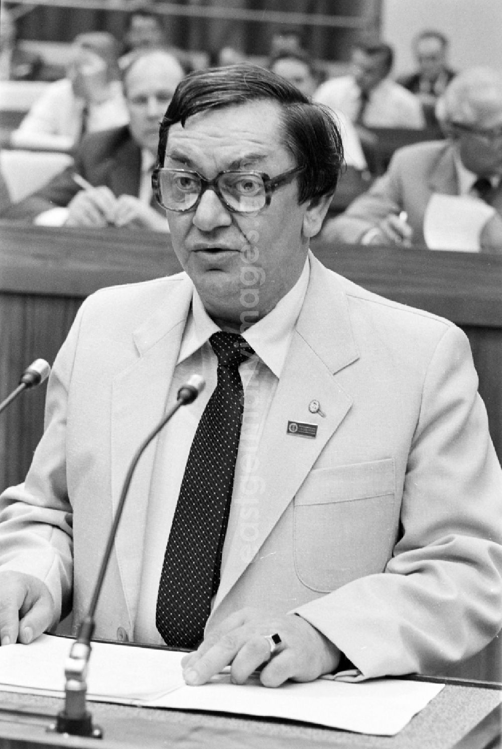 GDR picture archive: Berlin - Erich Kaufmann, complex architect at WBK Rostock, as speaker and visitor at the exhibition 7th Building Conference in the Great Hall of the Palace of the Republic in the Mitte district of East Berlin in the territory of the former GDR, German Democratic Republic