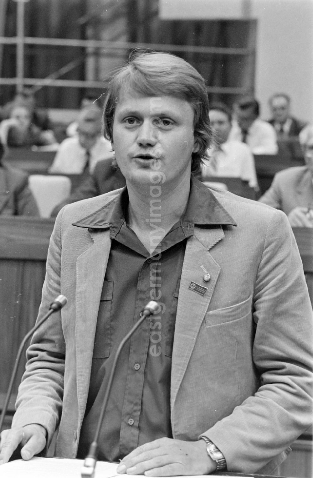 GDR image archive: Berlin - Heinz Wudy, youth brigade member of the Suhl road and civil engineering combine, as speaker and visitor at the exhibition 7th Construction Conference in the Great Hall of the Palace of the Republic in the Mitte district of East Berlin in the territory of the former GDR, German Democratic Republic