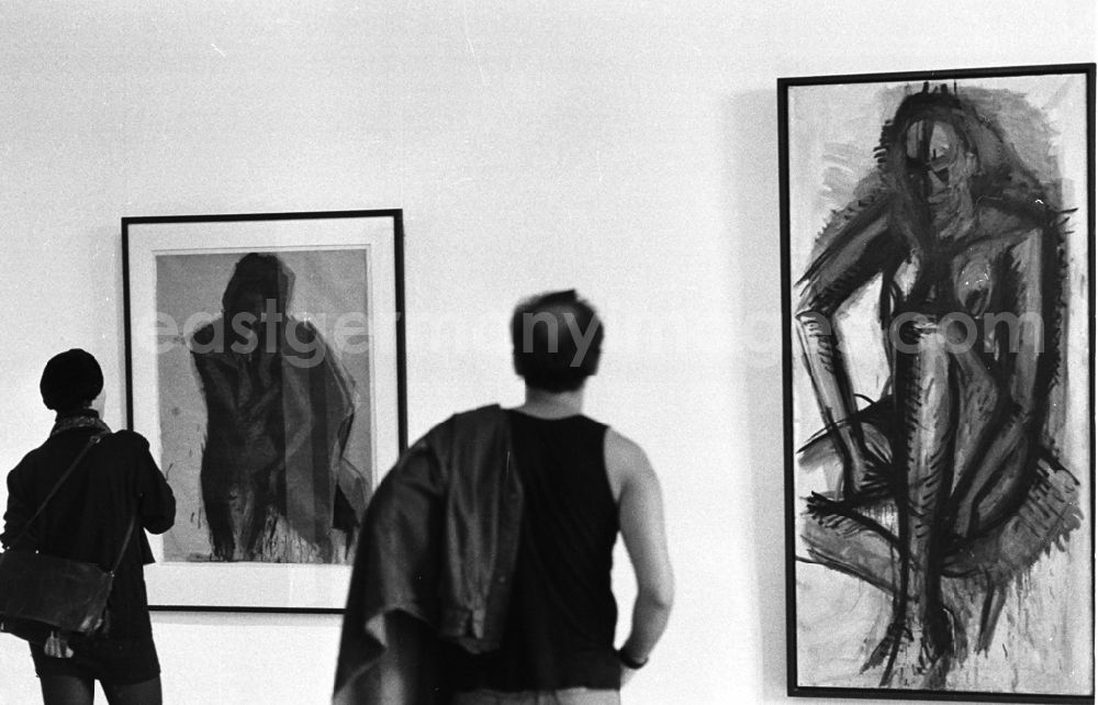 GDR photo archive: Berlin - Ausstellung Kathsitzpreisträger im Marstall 28.07.92 Lange Umschlag 1