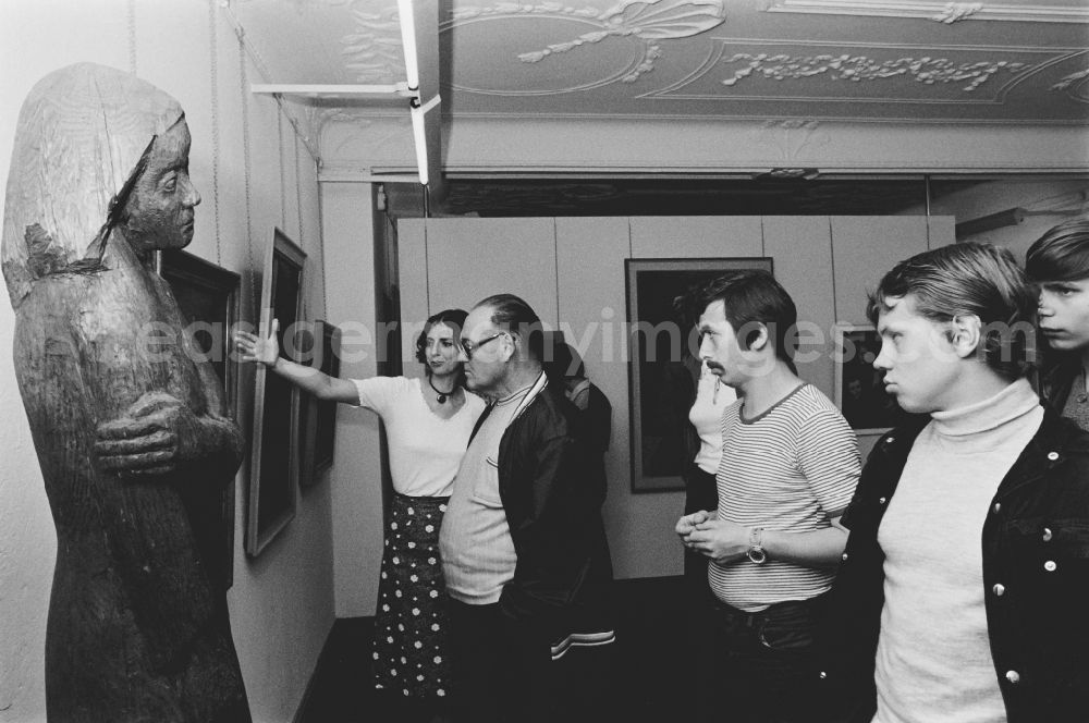 GDR photo archive: Halle (Saale) - Visitors to an exhibition in the Moritzburg Art Museum on Friedemann-Bach-Platz in Halle (Saale), Saxony-Anhalt in the territory of the former GDR, German Democratic Republic