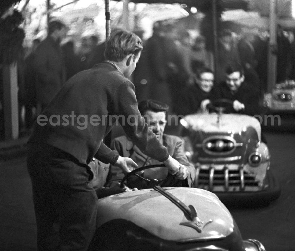 GDR image archive: Berlin - Jung und Alt vergnügen sich auf dem Berliner Weihnachtsmarkt beim Autoscooter.