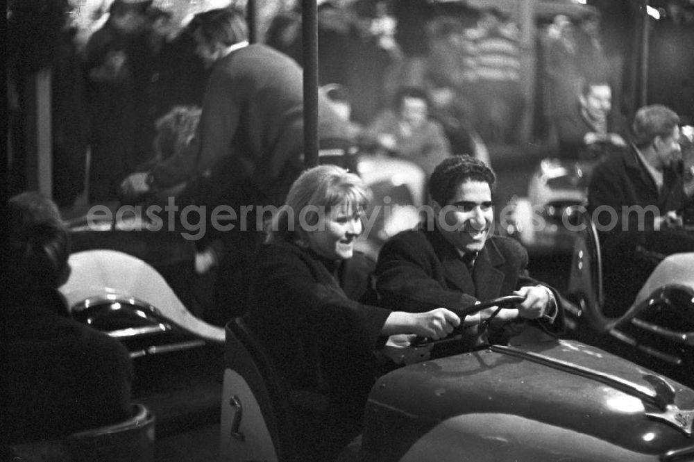 GDR photo archive: Berlin - Junge Leute vergnügen sich auf dem Berliner Weihnachtsmarkt beim Autoscooter.