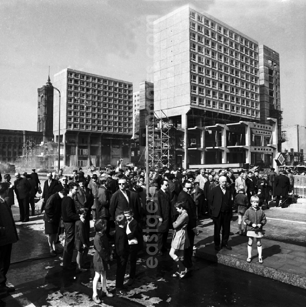 Berlin: Alexanderplatz - Autotunnel.