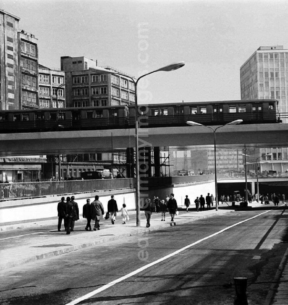 GDR picture archive: Berlin - Alexanderplatz - Autotunnel.