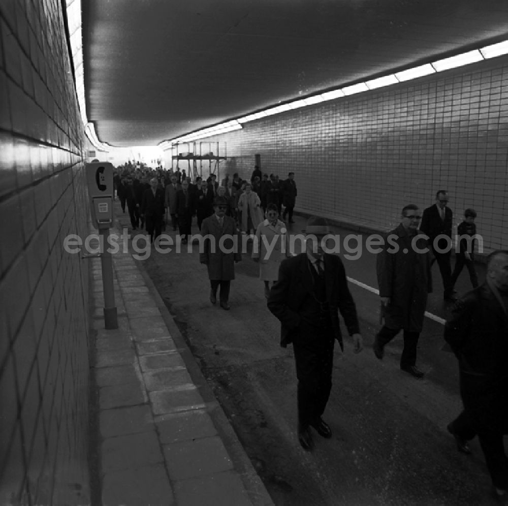 Berlin: Alexanderplatz - Autotunnel.