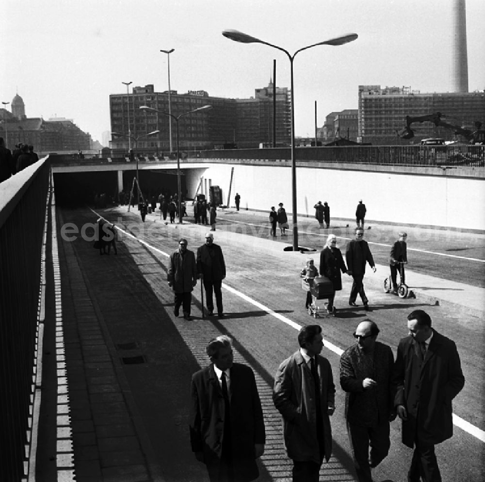 GDR image archive: Berlin - Alexanderplatz - Autotunnel.