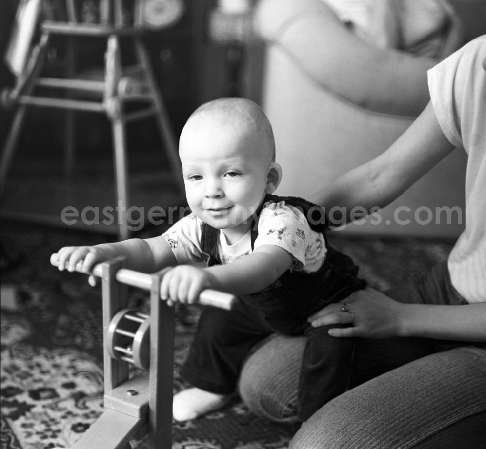 GDR image archive: Berlin - Baby with wooden wheel in Berlin