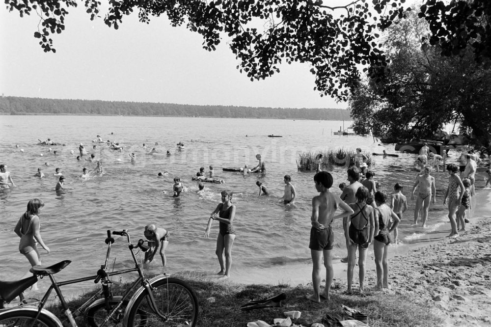 GDR photo archive: Berlin - Bathers on the shore of a bathing lake Kleiner Mueggelsee in the district of Mueggelheim in East Berlin in the territory of the former GDR, German Democratic Republic