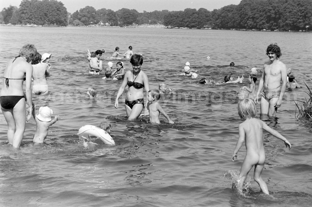 GDR picture archive: Berlin - Bathers on the shore of a bathing lake Kleiner Mueggelsee in the district of Mueggelheim in East Berlin in the territory of the former GDR, German Democratic Republic