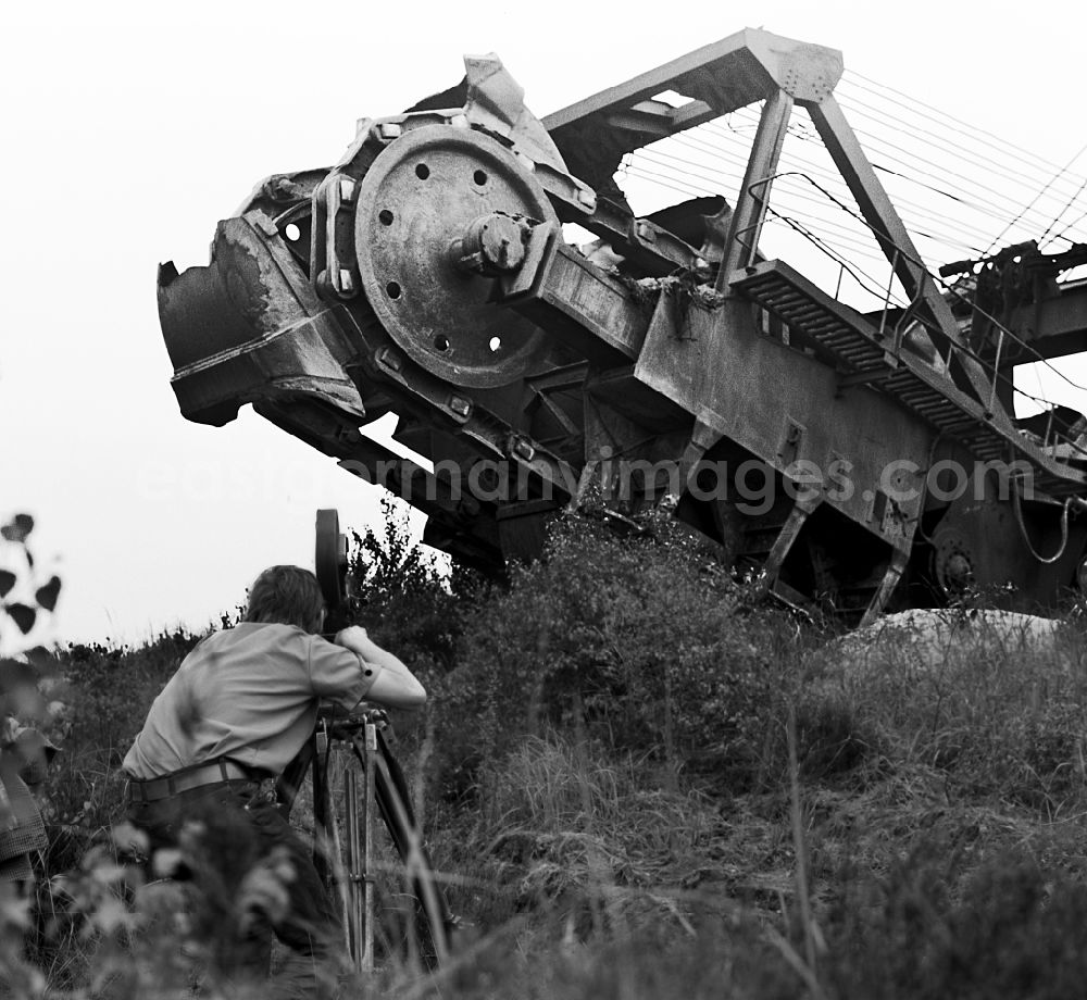 GDR image archive: Senftenberg - Excavator on the site of the open-cast mine for the extraction of brown coal with rotating cameraman for filming Struga - Pictures of a Landscape in Senftenberg, Brandenburg in the area of the former GDR, German Democratic Republic