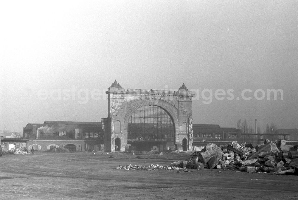 GDR image archive: Berlin - Portal remains of the station building of the demolished war-destroyed ruin of the terminal station Lehrter Bahnhof in the district of Moabit in Berlin