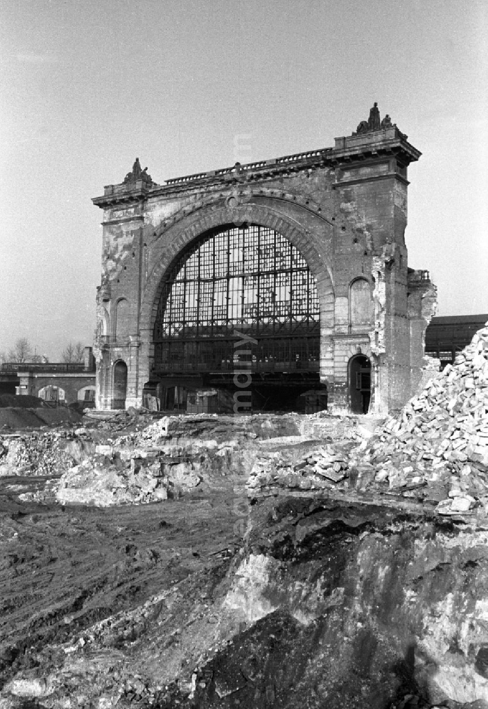 Berlin: Portal remains of the station building of the demolished war-destroyed ruin of the terminal station Lehrter Bahnhof in the district of Moabit in Berlin