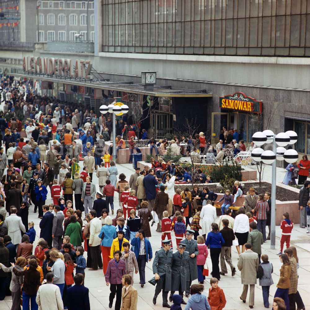 Berlin: Die Bahnhofspassagen auf dem Berliner Alexanderplatz laden mit großem Angebot Touristen und Einheimische zum Verweilen ein.