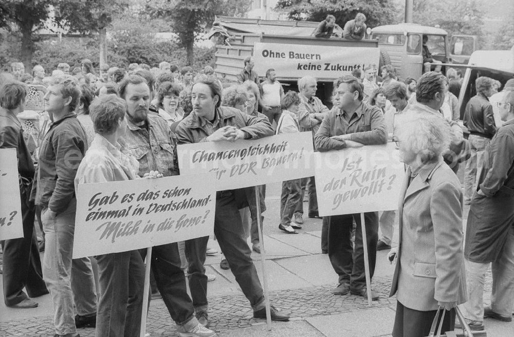 Leipzig: Dairy Farmers demonstrate in Leipzig in the state Saxony on the territory of the former GDR, German Democratic Republic