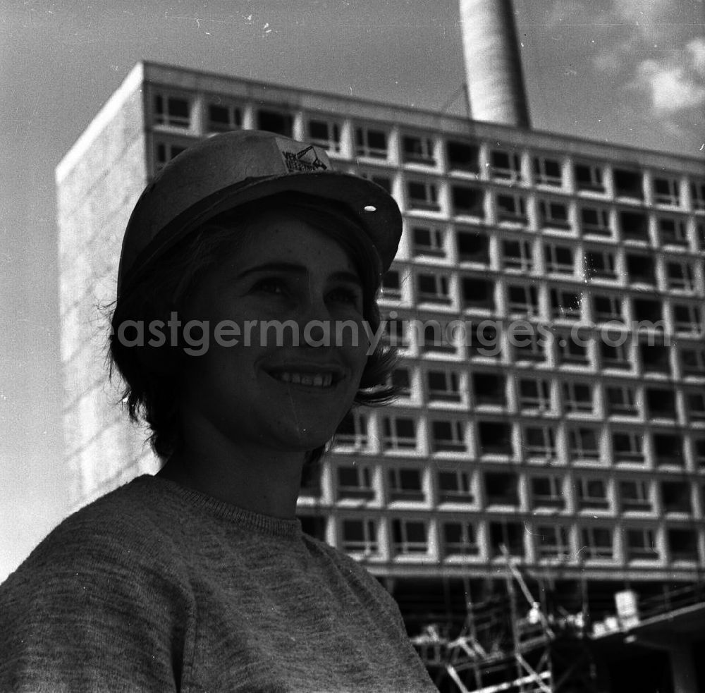 GDR image archive: Berlin - Brigitte Pannekamp. Bauführerin-Autotunnel (