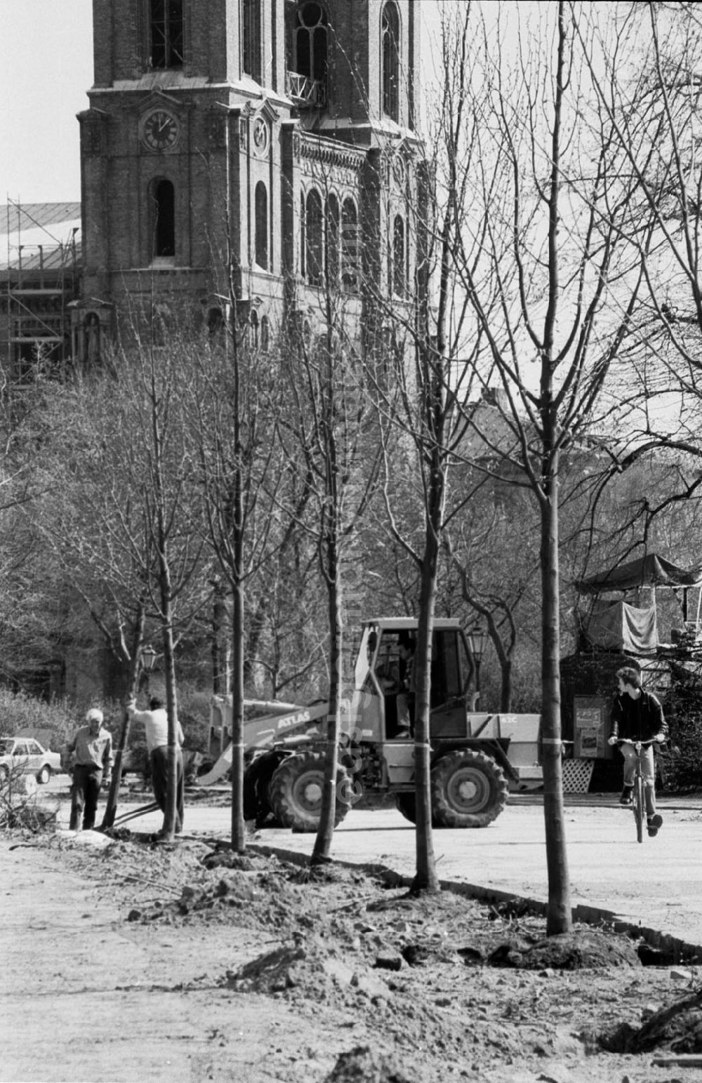 GDR picture archive: - Baumpflanzaktion im Grenzstreifen Umschlagnummer: 7346