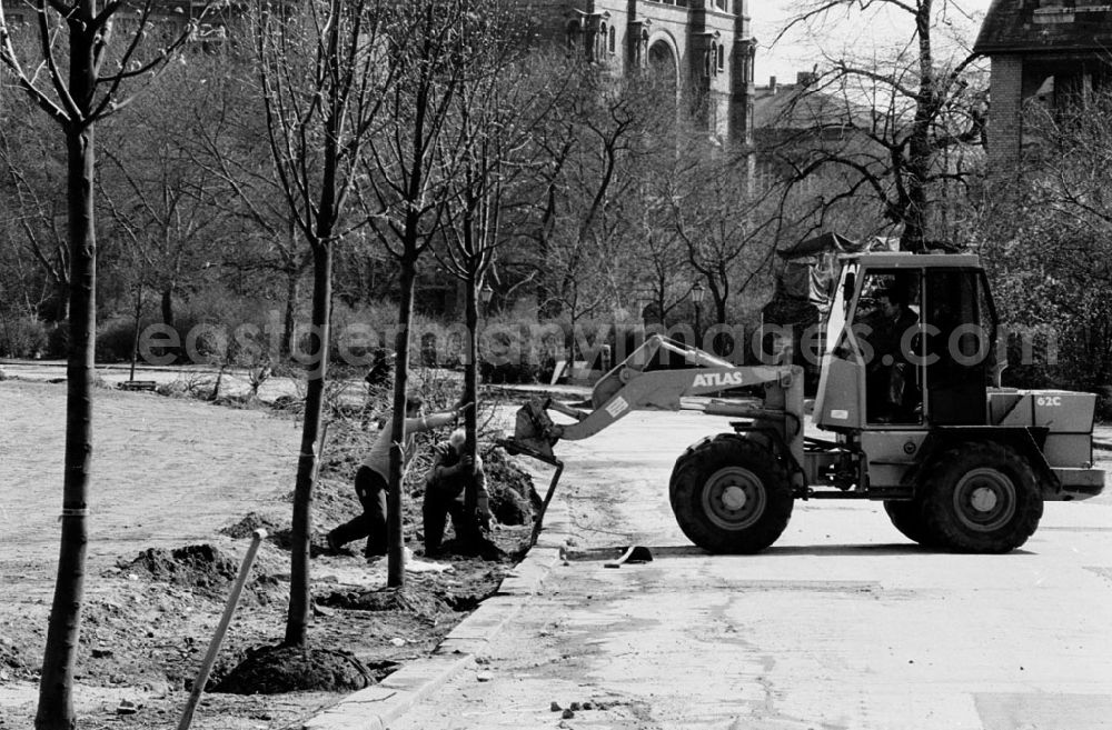 GDR image archive: - Baumpflanzaktion im Grenzstreifen Umschlagnummer: 7346