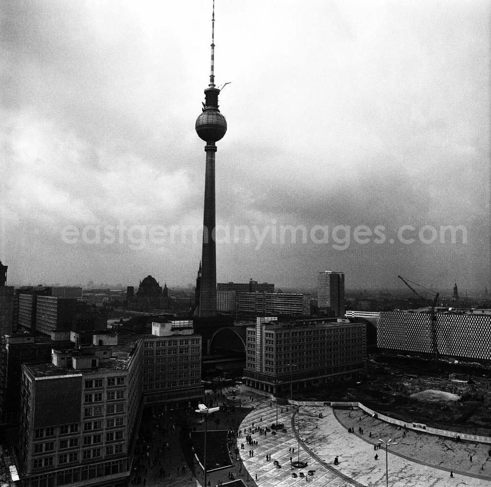 GDR picture archive: Berlin - Baustelle auf dem Alexanderplatz (