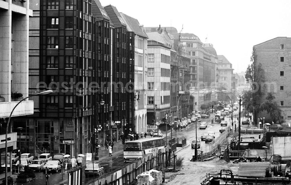 GDR picture archive: Berlin-Mitte - Blick über Baustelle auf die Friedrichstraße in Berlin Mitte.