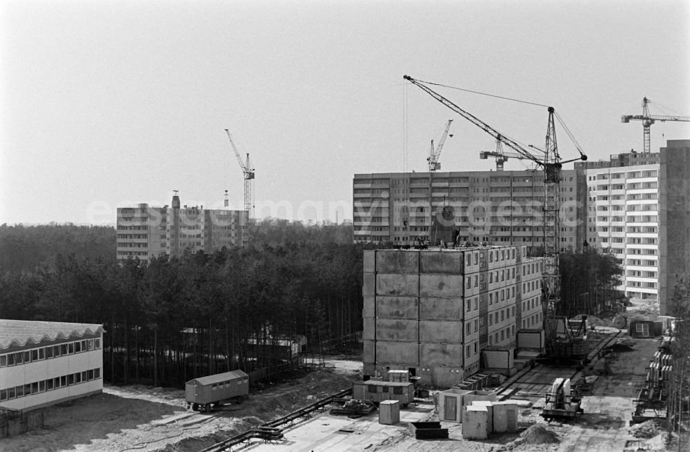 GDR image archive: Berlin - Blick auf das sich im Bau befindende Salvador-Allende-Viertel II, einer Großsiedlung in Plattenbauweise (Plattenbau) in Berlin-Köpenick. Die Hochhaussiedlung entstand Anfang der 70er Jahre und erfuhr in den 8