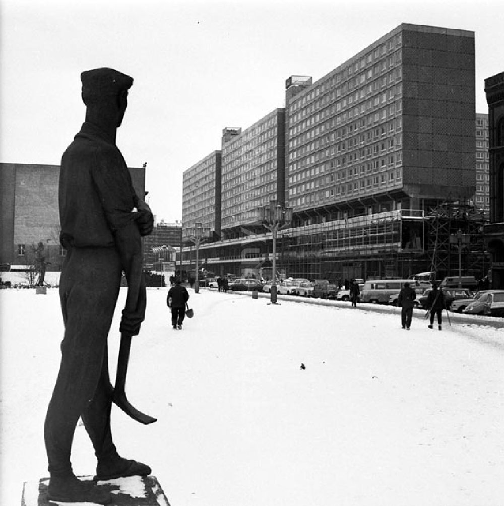 GDR photo archive: Berlin - Dezember 1969 Baustelle Stadtzentrum Berlin Mitte Liebknechtstraße und Rathausstraße.