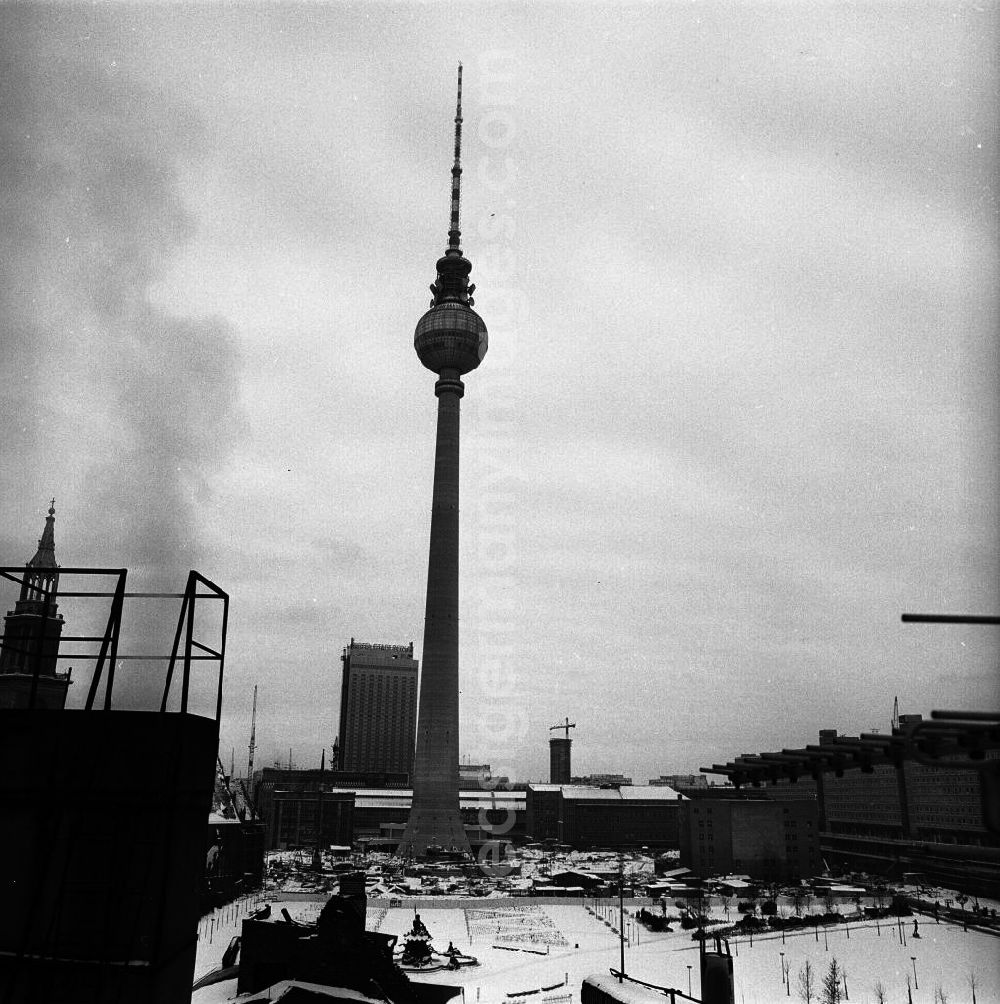 GDR picture archive: Berlin - Baustelle Stadtzentrum. Liebknechtstraße und Rathausstraße (