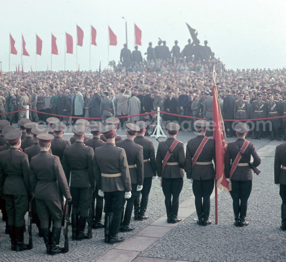 GDR image archive: Buchenwald - Meeting of army members of the NVA National Peoples Army with members of the GSSD Group of Soviet Forces in Germany for a meeting on the occasion of the joint exercise OKTOBERSTORM at the foot of the National Memorial in Buchenwald, Thuringia in the territory of the former GDR, German Democratic Republic