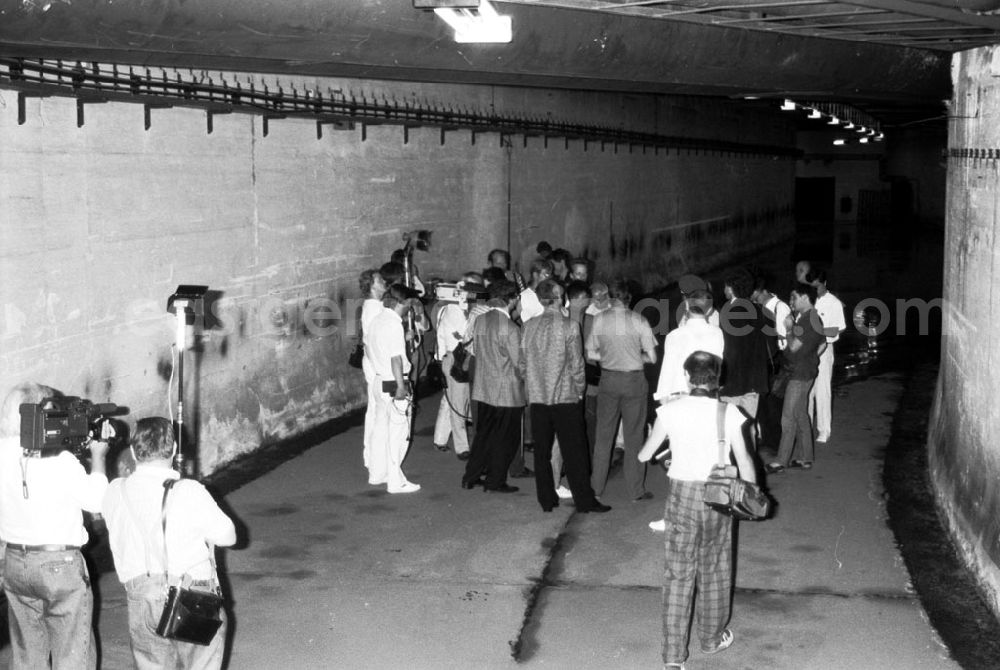 GDR photo archive: Berlin-Mitte - Begehung im Berliner Lindentunnel.