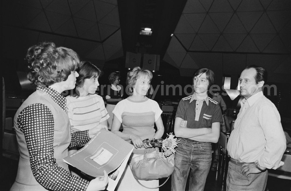 GDR photo archive: Berlin - Welcoming and honoring the 2