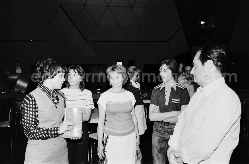 GDR picture archive: Berlin - Welcoming and honoring the 2