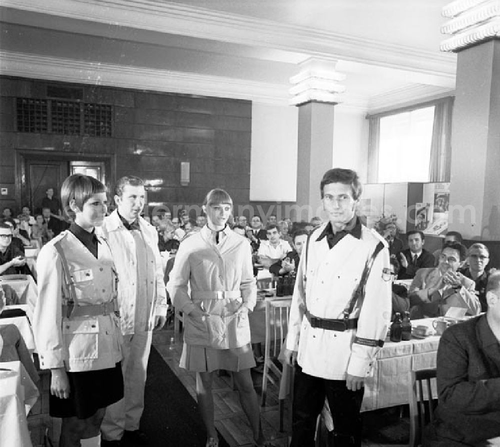 GDR photo archive: Berlin - September 1969 Pressekonferenz des Zentralrates der FDJ mit Dr. Günter Jahn Bekleidung zum Treffen Junger Sozialisten wurden vorgestellt.
