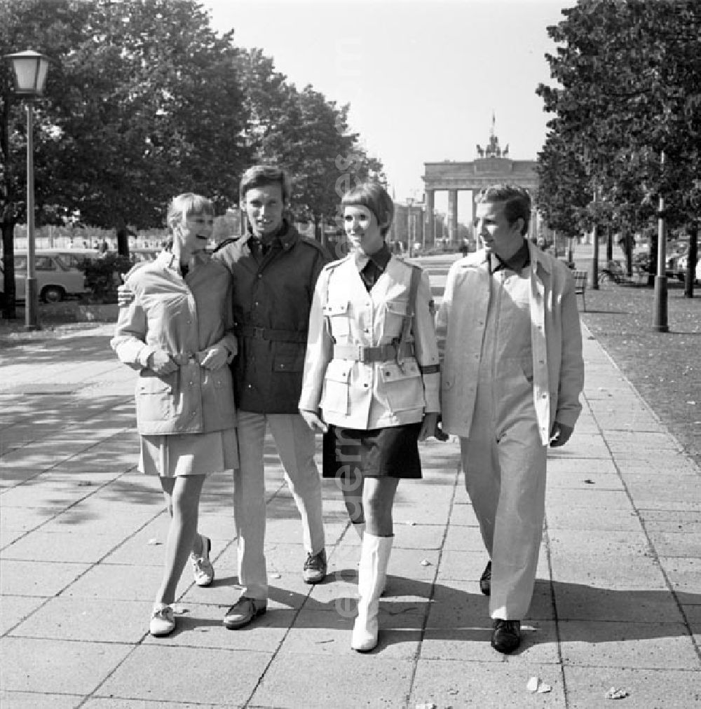 Berlin: September 1969 Pressekonferenz des Zentralrates der FDJ mit Dr. Günter Jahn Bekleidung zum Treffen Junger Sozialisten wurden vorgestellt.