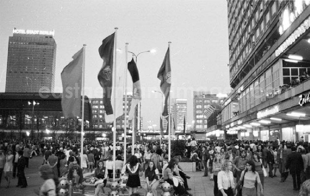 GDR picture archive: Berlin- Mitte - 29.07.1973 Berlin - Alexanderplatz Nächtliches Treiben 1