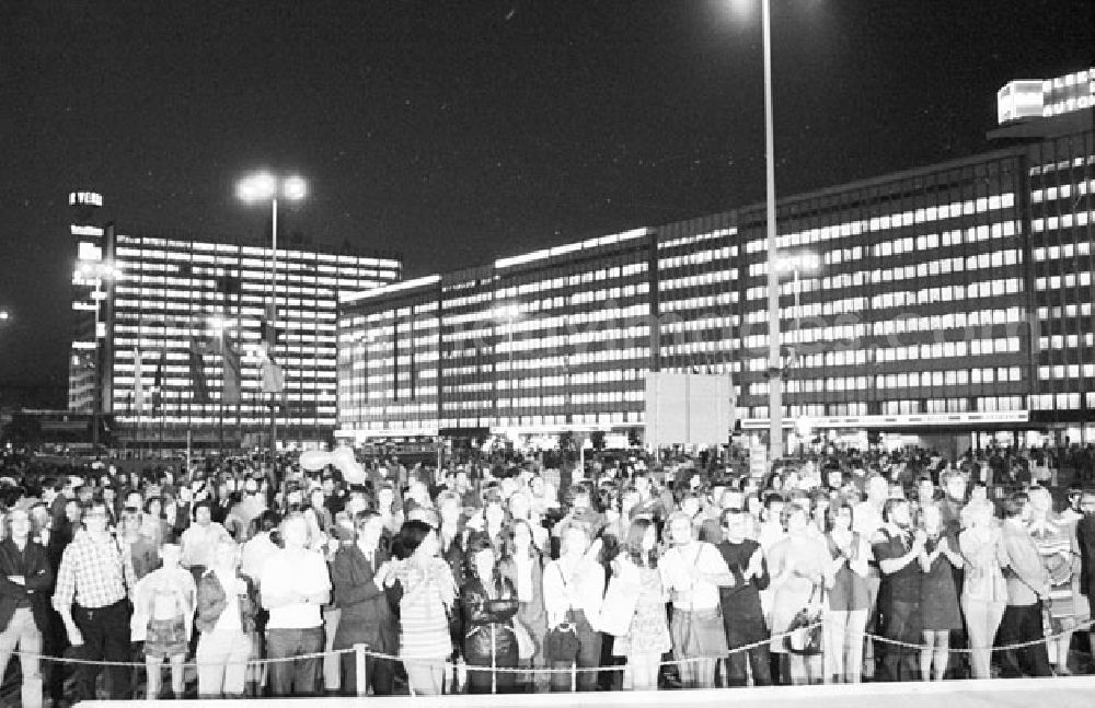 Berlin- Mitte: 29.07.1973 Berlin - Alexanderplatz Nächtliches Treiben 1