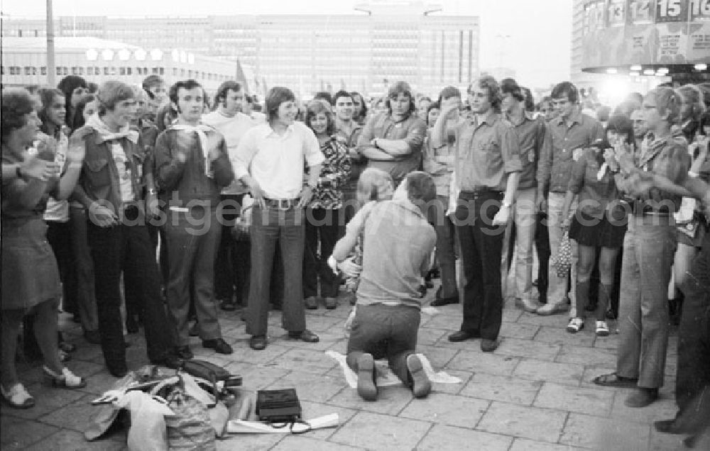 GDR picture archive: Berlin- Mitte - 29.07.1973 Berlin - Alexanderplatz Nächtliches Treiben 1