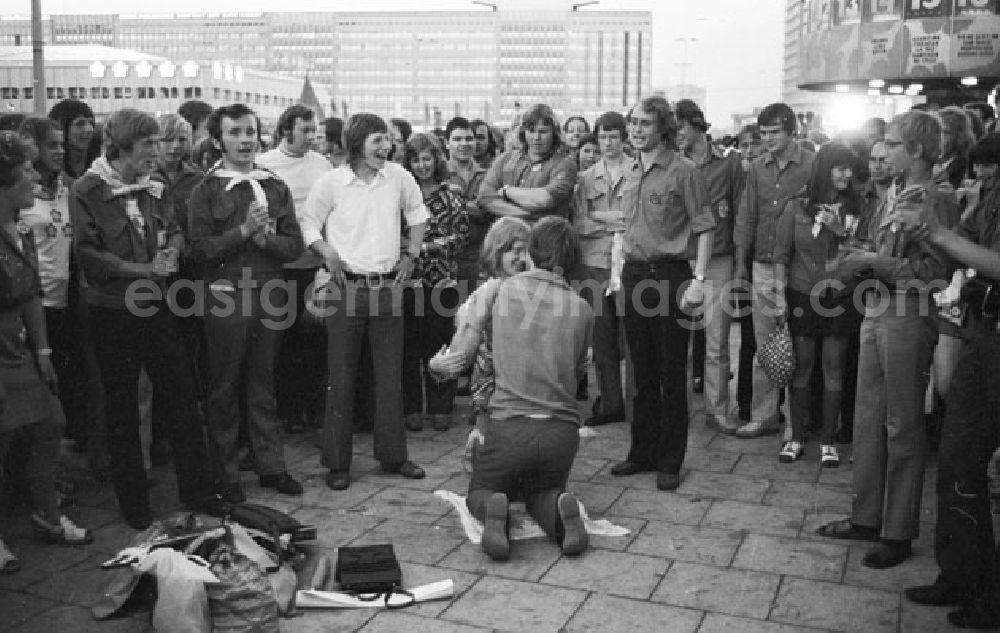 Berlin- Mitte: 29.07.1973 Berlin - Alexanderplatz Nächtliches Treiben 1