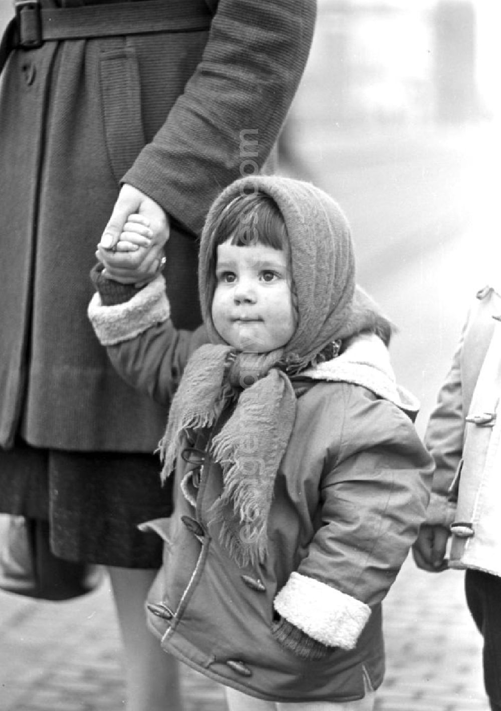 GDR image archive: Leipzig - Mädchen an der Mutterhand.