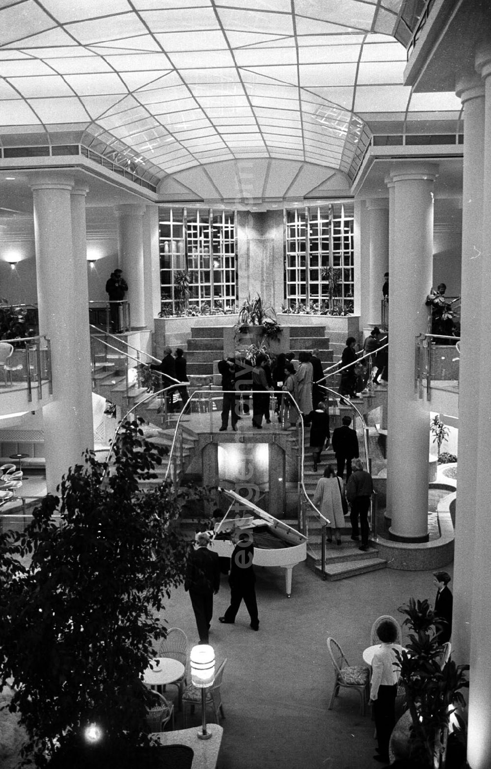 GDR image archive: Berlin - Berlin Eröffnung Domhotel Berlin 30.11.9