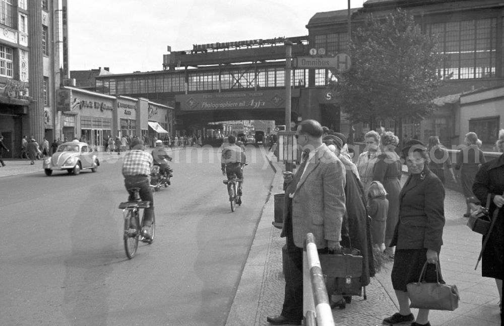 Berlin: Passanten warten an der Bushaltestelle am Bahnhof Friedrichstraße in Berlin auf den Bus.