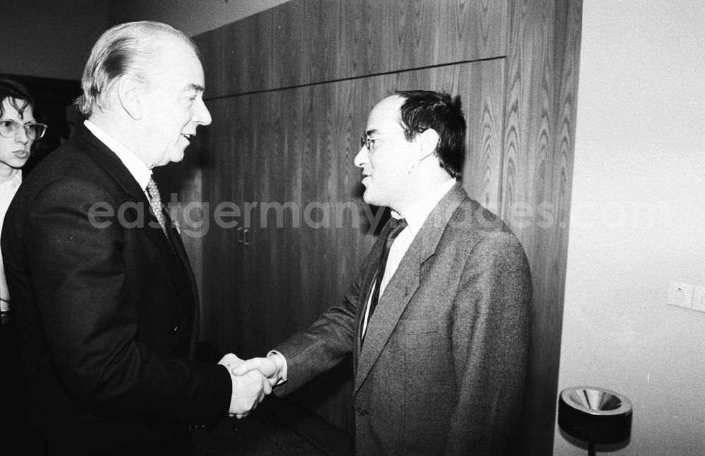 GDR picture archive: Berlin - Berlin Gregor Gysi mit jugoslawischen Politikern 15.01.9