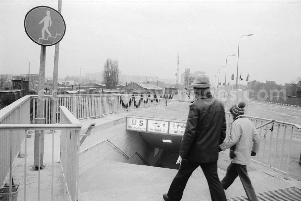 GDR picture archive: Berlin - 18.12.1975, Berlin Lichtenberger Brücke, Fußgänger