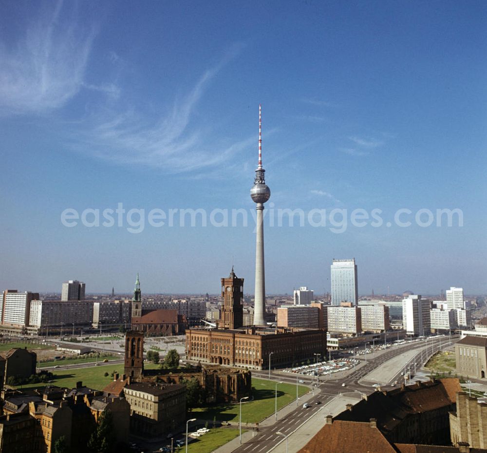 Berlin: Blick auf Berlins neue Mitte, aufgenommen Mitte der 70er Jahre. Mit der Errichtung des Fernsehturms sowie der Umgestaltung seiner Umgebung Mitte der 60er Jahre war das historische Stadtzentrum zwecks Baufreimachung bereinigt worden - der ursprüngliche aus dem Mittelalter stammende Stadtgrundriß mußte mit Ausnahme der Marienkirche und des Roten Rathauses der sozialistischen Stadtplanung weichen. Ein Sinneswandel erfolgte erst in den 8