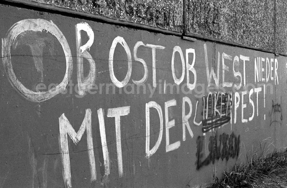 GDR image archive: Berlin-Mitte - Berlin-Mitte Bruno Leuschner Str., Wandschmierereien 28.09.9